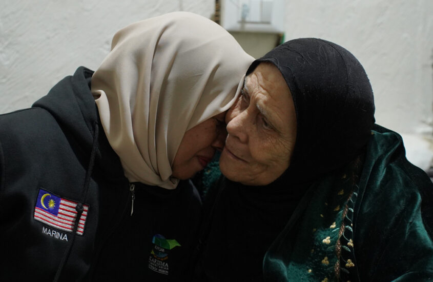 Ada Apa Dengan Sebuah Kunci, Sekeping Kertas, dan Segenggam Tanah